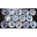 Delft, vijftien blauw-wit aardewerk borden, laat 18e eeuw,alle met verschillend Chinoiserie decor