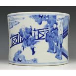 China, blauw-wit porseleinen penseelpot, 20e eeuw,met decor rondom van figuren bij hekwerk en