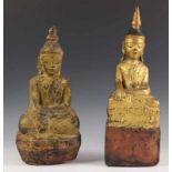 Birma, twee beschilderd houten sculpturen, begin 20e eeuw;Boeddha's h. 39 en 33 cm. [2]