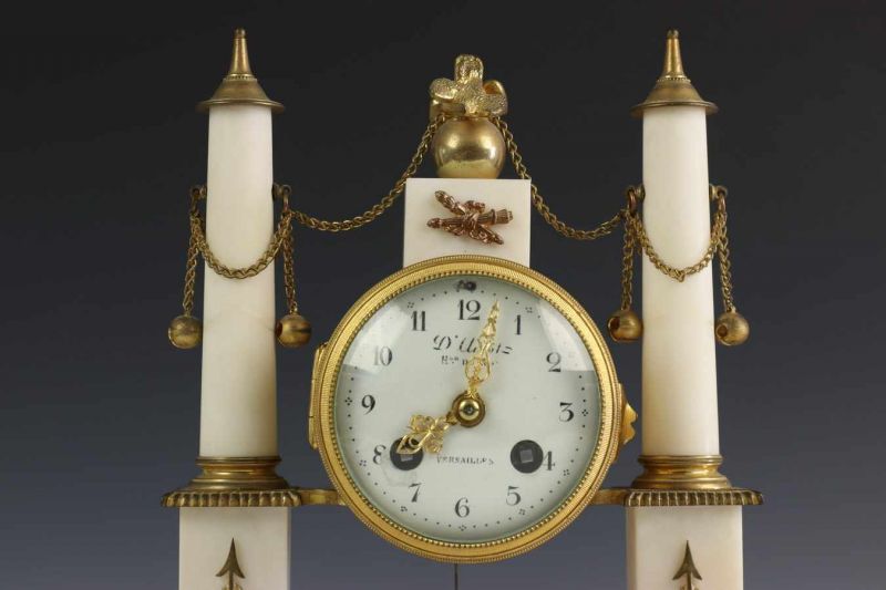 Pendule met emaille wijzerplaat in Louis XVI stijl, vroeg 19e eeuwhet uurwerk geplaatst tussen wit - Image 3 of 6
