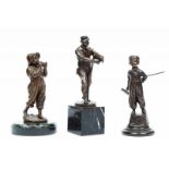 Drie bruin gepatineerde bronzen, ca. 1900;Jac. E. Beck, man met zeis/ Schmitt-Felling (1835-1920),