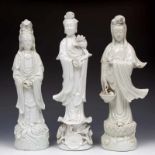 China, drie blanc-de-Chine Guanyins, 19e eeuw;Alle in staande positie, één met lotus, één met mand