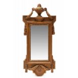 Rechthoekige spiegel in gestoken vergulde houten lijst, 19e eeuw,met opengewerkte kuif waarin vaas