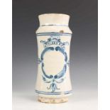 Frankrijk, blauw-wit majolica albarello, 18e eeuw(randschilfers) h. 28 cm. [1] (chips)