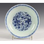 China, blauw-wit porseleinen bord, 20e eeuw,met decor van foenix. Gemerkt Hsuante. Met