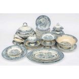 Sarreguemines, aardewerk dinerservies, 19e eeuw,met blauw transferprint decor van pagodes 'Yedda',