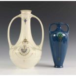 Arnhemsche Fayancefabriek, twee plateel amforen, ca. 1910,met geometrisch decor op blauw fond/wit