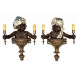 Paar bruin en wit gelakt bronzen tweelichts wandappliquesin vorm van morenbuste met in de twee