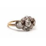 Gouden ring, ca. 1910,in het midden gezet met drie oud slijpsel diamanten in geschulpte