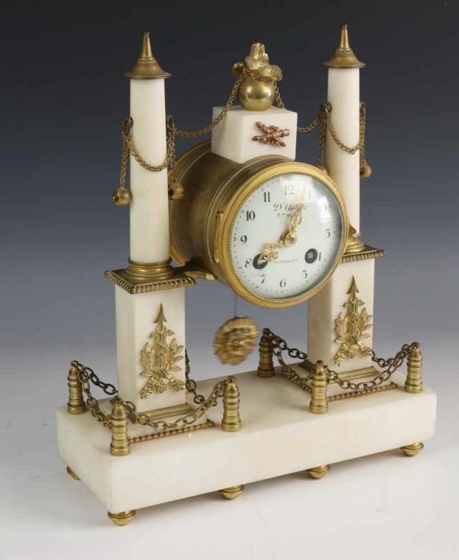 Pendule met emaille wijzerplaat in Louis XVI stijl, vroeg 19e eeuwhet uurwerk geplaatst tussen wit - Image 5 of 6