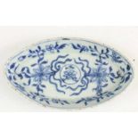 China, blauw-wit ovaal porseleinen pattipan, 18e eeuw(schilfertje) l. 16 cm. [1]