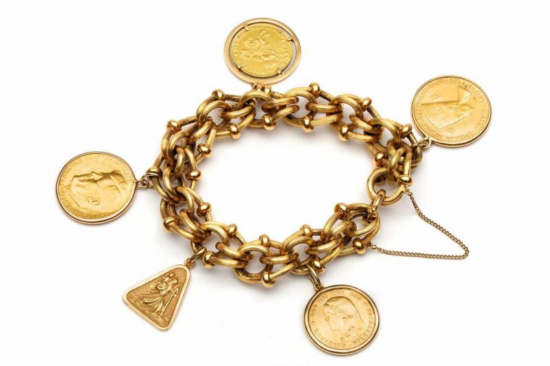 Gouden armband, waaraan vier muntbedelsw.o. een 1/2 gouden rijder, 7 gulden, 1750 bruto 82,6 gr. [1]