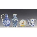 Divers beschadigd antiek aardewerk en Chinees porselein,w.o. majolica bordbodem en blauw-wit