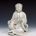 China, blanc-de-Chine Guanyin, 18e/19e eeuw;In zittende positie met lange gedrapeerde gewaden (