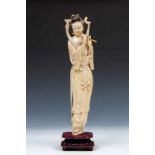 China, ivoren sculptuur, ca. 1900;staand vrouwfiguur met opgestoken haardracht, fraaie robe en