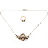 Zilveren en gouden hanger aan witgouden collierHanger in het midden gezet met een roosdiamant, ca.