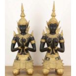 Paar decoratieve zwart en verguld bronzen knielende dienaren in Thaise stijl, 20e eeuw h. 80 cm. [2]