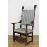 Notenhouten fauteuil in 17e eeuwse stijl, 19e eeuw,met gestoken ornamenten op de kapregel en
