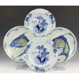 Delft, paar blauw aardewerk borden en China, twee porseleinen bordenmet decor van vis (één Delfts