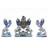 Emile Gallé, driedelig blauw-wit faience klokkenstel, 19e eeuw,bestaande uit: klok in kast