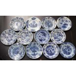 Delft, twaalf blauw-wit aardewerk borden, laat 18e eeuw,alle met verschillend Chinoiserie decor