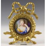 Ronde emaille plaquette, 18e eeuw,Portret van dame met opgestoken haar met doorkijkje naar een
