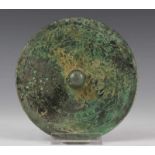 China, bronzen spiegelmet relief in banden, deels groen patina. In houten kist diam. 14,5 cm. [2]