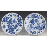 China, paar blauw-wit porseleinen borden, 18e eeuw,met decor van bloemen bij rosts (één met