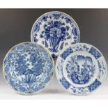 Delft, zes blauw-wit aardewerk schotels, laat 18e eeuw,alle met verschillend Chinoiserie decor 30-34