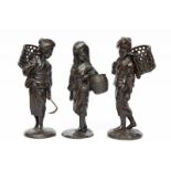 Japan, drie bronzen sculpturen, Meiji Periode;Vrouw met mand, alle met losse handzeis in de