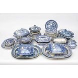 Engeland, aardewerk dinerservies, 19e eeuw,met blauw transferprint decor van pagoden, bestaande uit: