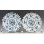 China, drie miniatuur vaasjes en paar blauw-wit porseleinen schotels, Qianlong,(beschadigd) diam. 28