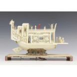 China, ivoren snijwerk, Qing dynastie, 19e eeuw;Schip met figuren op het dek en voorplecht. Met