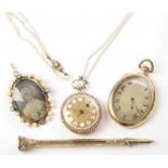 Gouden damessleutelhorloge, ovale remontoirhorloge, gouden miniatuurhanger en een natuurlijk