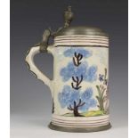 Duitsland, polychroom aardewerk bierpul, ca. 1800,met tinnen montering (hersteld) h. 24 cm. [1]