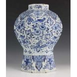 Delft, blauw-wit aardewerk achtkantige balustervaas, 18e eeuw,geribd, met decor van vogels en