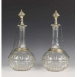 Paar kristallen karaffen, 19e eeuw,met zilveren montering h. 33 cm. [2]