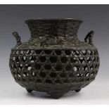 Japan, gebronsd metalen cache-pot,in vorm van vismand met gevlochten riet motief en krab en-
