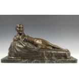 Max II Hardl (geb. 1879), bruin gepatineerd bronzen sculptuur;Liggend vrouwlijk naakt met arm om