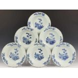 China, serie van zes blauw-wit porseleinen diepe borden en paar kommen, Qianlong,met decor van