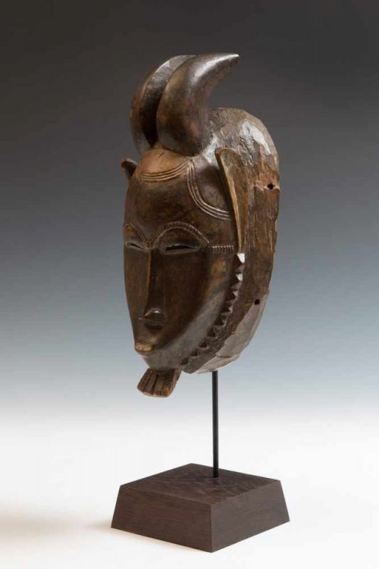Ivory Coast, Baule, face mask, kpan prefemale face mask with rams horns, curved ears, rows of carved - Image 2 of 6