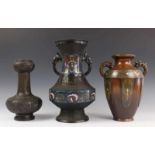 China, bronzen vaas en twee bronzen-cloisonne vazen.Eén gemerkt h. 23-31 cm. [3]