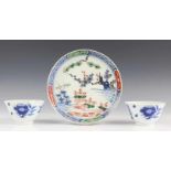 Japan, Imari bord, Edo periode, vroeg 18e eeuw en paar blauw-wit porseleinen kommen.Het bord met