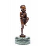 Bruin gepatineerd bronzen sculptuur, ca. 1920,jongeling staand op een been. Gesigneerd en op ronde
