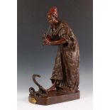 Arthur Strasser (1854-1927), bruin en rood gepatineerd bronzen sculptuur;'Charmeur des Serpents'.