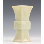 China, jade Gu vaasmet gestoken relief van archaische motieven h. 15, 9 x 6,5 cm. [1]