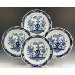 Delft, serie van vier blauw-wit porseleinen schotels, 18e eeuw,met Chinoiserie decor van bloemen