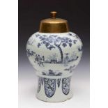 Delft, blauw-wit aardewerk groot formaat balustervaas, ca. 1700,met Chinoiserie Transitional