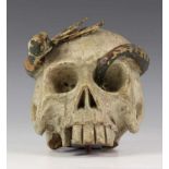 Gestoken vruchthouten snijwerk, 18e eeuw;Vanitas, schedel met slang, met polychromie (onderdeel