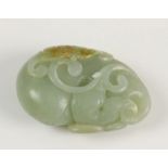 China, jade pendantin vorm van vrucht l. 5 cm. [1]